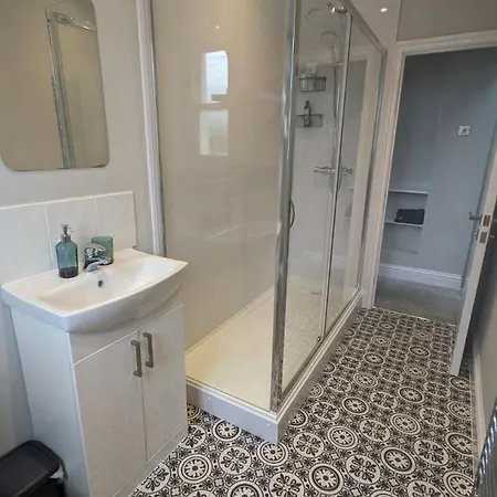 Clifton In Prime Location & Parking Apartman